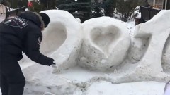 В Красноярске коммунальщики покрасили снег в белый цвет