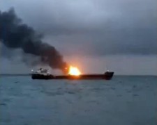 В Керченском проливе загорелись танкер и газовоз