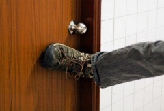 В Городовиковске мужчина выбил дверь чужого дома, чтобы лечь спать