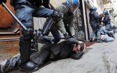 Полиция продолжает использовать пули, водометы и газ для усмирения протестующих