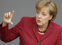 На встрече с премьером Индии Меркель снова слушала гимн сидя