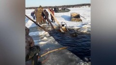 На Ямале снегоход провалился под лед, двое погибли