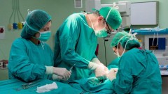 Раковую опухоль размером с футбольный мяч удалили хирурги в Москве