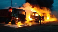 Семь грузовиков загорелись ночью в Ленобласти