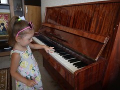 В Невинномысске многодетной семье подарили пианино