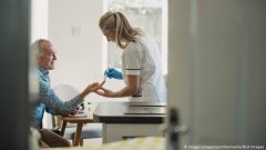 В Германии восемь человек ошибочно получили пятикратную дозу вакцины Pfizer