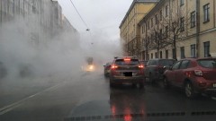 В Петербурге прохожий обварился кипятком из-за лопнувшей трубы на улице