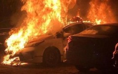 В Петербурге двое неизвестных подожгли автомобиль девушки у детского сада