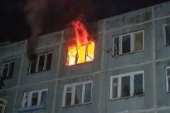 В Южно-Сахалинске загорелся четырехэтажный жилой дом
