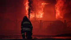 В подмосковной деревне сгорело более 20 машин в автосервисе