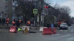 В Азове из-за прорыва канализации провалилась часть дорожного покрытия