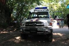 Сочинские спасатели транспортировали из леса туристку с травмой ноги
