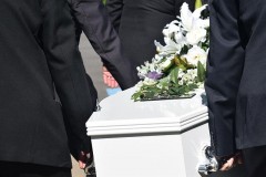 Смертность растет, а россияне теперь чаще экономят на похоронах