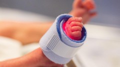 Клиническая смерть: новорожденная попала в реанимацию после кормления в Петербурге