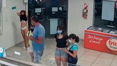 В Аргентине женщина без маски сняла с себя платье, чтобы купить мороженое
