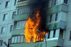 Балконы на шестом и седьмом этаже загорелись в доме на западе Москвы