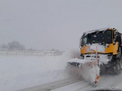 Более 300 единиц техники чистят снег на дорогах Кубани