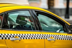 В Москве таксист надругался над пассажиркой во дворе дома