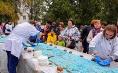 На Покровской ярмарке в Невинномысске испекли 12-метровый пирог