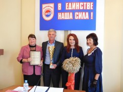 На Кубани лучшему комбайнеру жатвы-2022 Владимиру Сандулову вручили награду