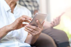 Пенсионеры Кубани переходят с кнопочных телефонов на смартфоны