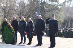 Волгоградские пограничники возложили цветы и венки к Вечному огню на площади Павших Борцов