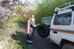В Сочи спасатели помогли пожилому сочинцу, заблудившемуся в лесу