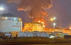 Экстренные службы тушат пламя в горящем на Тамани резервуаре с нефтепродуктами