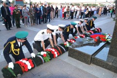 В День памяти и скорби сотни ростовчан возложили цветы на набережной в 4 часа утра