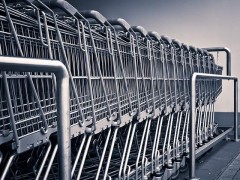 Россияне возвращаются в супермаркеты, но крабовые палочки покупают в онлайне – исследование