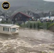 В Норвегии жилой дом уплыл по реке и врезался в мост