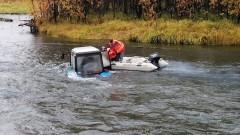 На Камчатке пьяный мужчина пытался пересечь реку на тракторе, пришлось вызывать МЧС