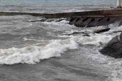 В Сочи сотрудники МЧС спасли женщину, купавшуюся в море в шторм
