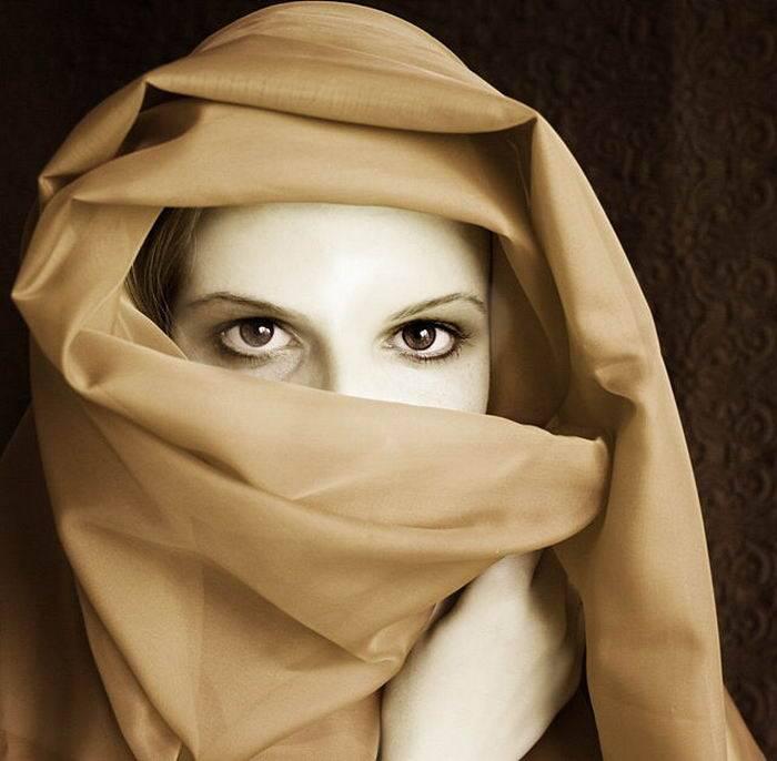 Закрыть лицо шарф. Лицо женщины в платке. Девушка в платке профиль. Шарф на глазах.